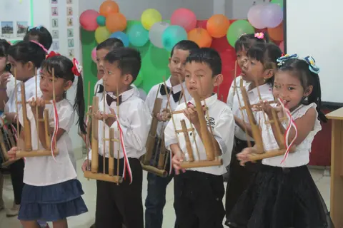 Main Angklung