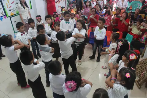 bernyanyi lagu terimakasih guruku