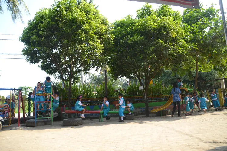 bermain di jungkitan